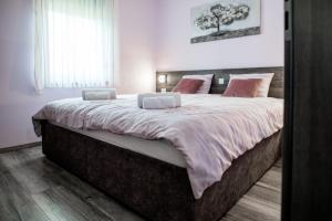 En eller flere senge i et værelse på Apartments Dora Sveti Martin na Muri