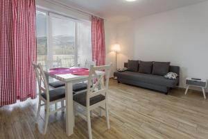 salon ze stołem, krzesłami i kanapą w obiekcie K2 Apartamenty w mieście Karpacz