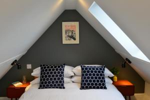 Ένα ή περισσότερα κρεβάτια σε δωμάτιο στο Nest House Super cosy one bedroom detached lodge center Huntingdon