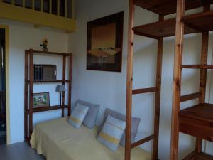 ein Schlafzimmer mit zwei Etagenbetten und einem Spiegel in der Unterkunft Chambres d'Hôtes Aux Tournesols in Malaucène + 63 Fotos
