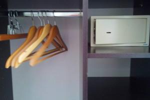 een rij houten hangers in een keuken met een magnetron bij L'Annexe in Menton