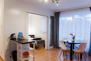 salon ze stołem i sypialnia w obiekcie Apartamenty Elmal w Zakopanem