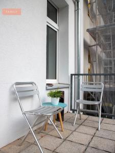 2 stoelen en een tafel op een balkon bij Apartment Berlin Lottumstraße in Berlijn