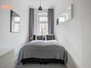 een slaapkamer met een bed en 2 ramen bij Apartment Berlin Lottumstraße in Berlijn