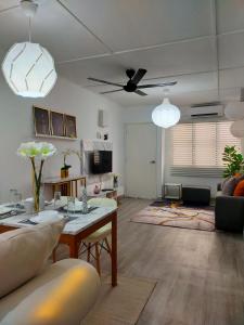 uma sala de estar com um sofá e uma mesa em Maya Homestay Putrajaya @ Twelve em Putrajaya