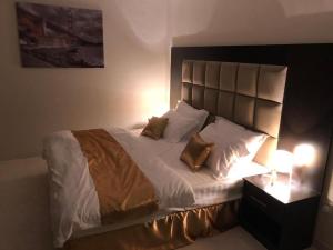 Una cama o camas en una habitación de Al Tal Serviced Apartments