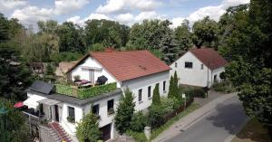 an aerial view of a white house with a red roof at Appartement Seebadallee mit Klimaanlage und Wallbox für e-Autos in Rangsdorf