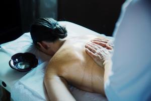naga kobieta leżąca na łóżku rękami w obiekcie Hotel Medlov Depandance w mieście Fryšava