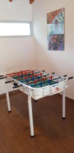 un tavolo in una camera con di Mi lugar Serrano 3 a Valle Hermoso