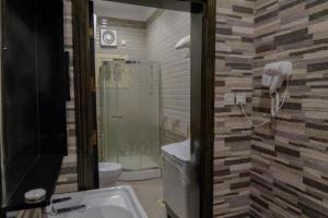 Un baño con ducha, inodoro y lavabo. en Al Tal Serviced Apartments - economic, en Baljursi 78 fotos más