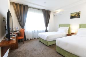 Μια τηλεόραση ή/και κέντρο ψυχαγωγίας στο Sunrise Hotel