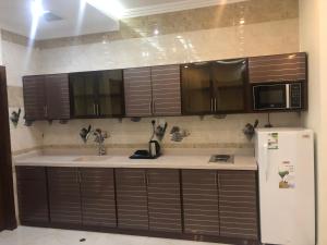 A kitchen or kitchenette at دانة الشرق للشقق المخدومة