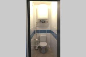 La salle de bains est pourvue de toilettes avec du carrelage bleu. dans l'établissement F2 entier CANET VUE MER // BALCON + PARKING, à Canet
