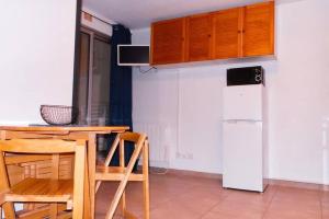une petite cuisine avec une table et un réfrigérateur dans l'établissement F2 entier CANET VUE MER // BALCON + PARKING, à Canet