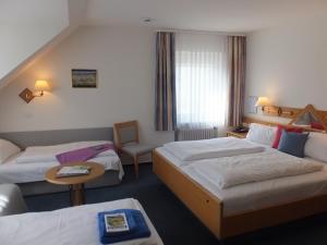 Postel nebo postele na pokoji v ubytování TIPTOP Hotel Garni Pfauen