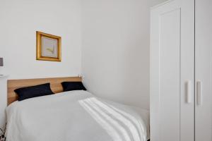 A bed or beds in a room at Easylife - Bello e Luminoso Flat in zona Centrale