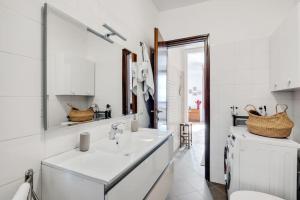 A kitchen or kitchenette at Easylife - Bello e Luminoso Flat in zona Centrale Még 7 kép