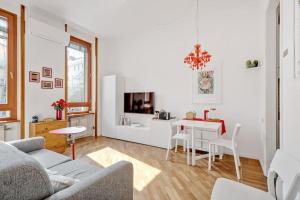 A television and/or entertainment centre at Easylife - Bello e Luminoso Flat in zona Centrale