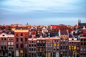 The Dylan Amsterdam - The Leading Hotels of the World في أمستردام: اطلالة على مدينة بها الكثير من المباني