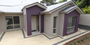 Casa de color púrpura y blanco con garaje en Casavino Luxury Villa en McLaren Vale