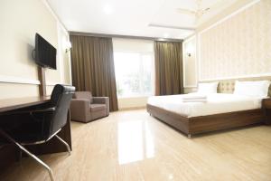 Postel nebo postele na pokoji v ubytování Hotel Nilay Residency