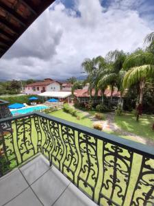 uma vista a partir da varanda de um resort com piscina em Pousada Villa Harmonia em Paraty