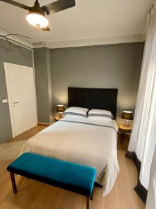 ボルゴマネーロにあるMomiのベッドルーム(大型ベッド1台、青いベンチ付)
