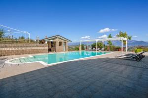 สระว่ายน้ำที่อยู่ใกล้ ๆ หรือใน 6 bedrooms villa with private pool enclosed garden and wifi at Caiazzo