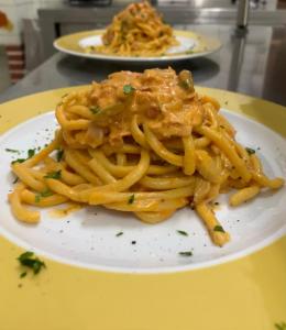 une assiette de pâtes au fromage sur une table dans l'établissement Hotel Ristorante Supersonik, à Acri