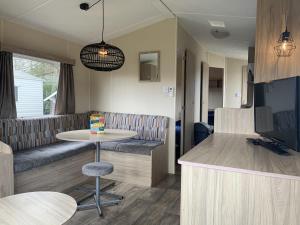 ein Wohnzimmer mit einem Tisch und einem Sofa in der Unterkunft Beach Resort Kamperland - 167 in Kamperland