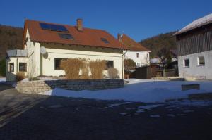 une maison avec toit enneigé dans l'allée dans l'établissement Ferienwohnung Ernst, à Riedenburg