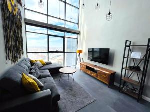 salon z kanapą i telewizorem w obiekcie Next to the metro station 13th floor Luxury Loft apartment in Nilüfer Bursa w mieście Bursa