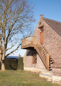 een houten trap aan de zijkant van een bakstenen gebouw bij De Heide, cozy apartment with separate entrance in Kampenhout