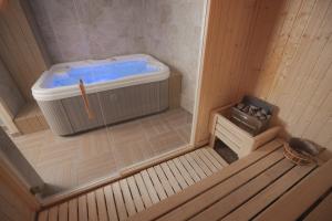 una pequeña sauna con una bañera azul. en Belvedere Hills Luxury Apartments and Spa en Kopaonik