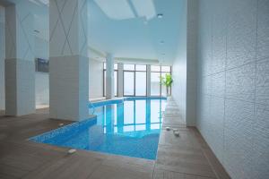 a large swimming pool in a building with a pool at Belvedere Hills Luxury Apartments and Spa in Kopaonik