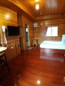 鹿谷的住宿－溪之頭山莊民宿 ，小木屋内一间卧室,配有一张床