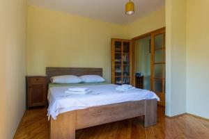 Posteľ alebo postele v izbe v ubytovaní Sleep & Fly Cottage