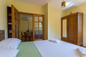 Posteľ alebo postele v izbe v ubytovaní Sleep & Fly Cottage