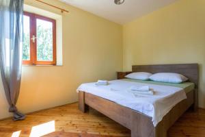 Posteľ alebo postele v izbe v ubytovaní Sleep & Fly Cottage