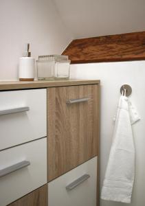 una cocina con encimera y una toalla en un cajón en De Heide, cozy apartment with separate entrance en Kampenhout