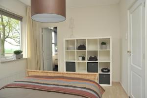 1 dormitorio con cama y ventana grande en B&B Op de Brabantse Wal, en Bergen op Zoom