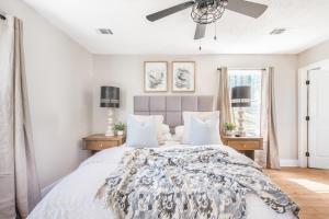 Charming and Spacious Home Great for Group Getaway tesisinde bir odada yatak veya yataklar