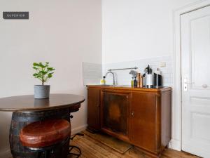 a kitchen with a small table and a sink at Apartments Berlin Bornimer Straße in Berlin