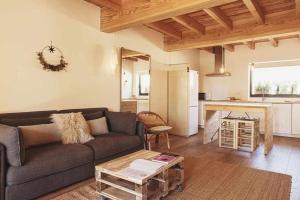 - un salon avec un canapé et une table dans l'établissement Casa Diana B, à Sant Jordi Desvalls