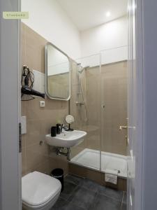 ein Bad mit einem WC, einem Waschbecken und einer Dusche in der Unterkunft Apartments Berlin Bornimer Straße in Berlin