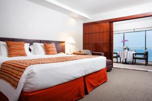 リオデジャネイロにあるリオ オーソン パレスの海の景色を望むベッドルーム1室(大型ベッド1台付)