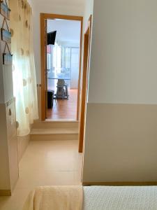um quarto com uma cama e um corredor com um espelho em Duarte Houses - Casa T1 - com vista mar em Nazaré