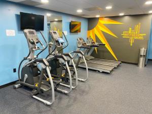 un gimnasio con varias bicicletas estáticas y TV en La Quinta by Wyndham Clarksville, en Clarksville