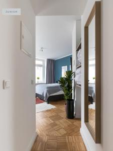 Pokój z lustrem i sypialnią z łóżkiem w obiekcie Apartments Berlin Aroser Allee w Berlinie