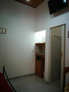 ein kleines Zimmer mit einer Tür und einer Küche in der Unterkunft Casa del vico in Catania